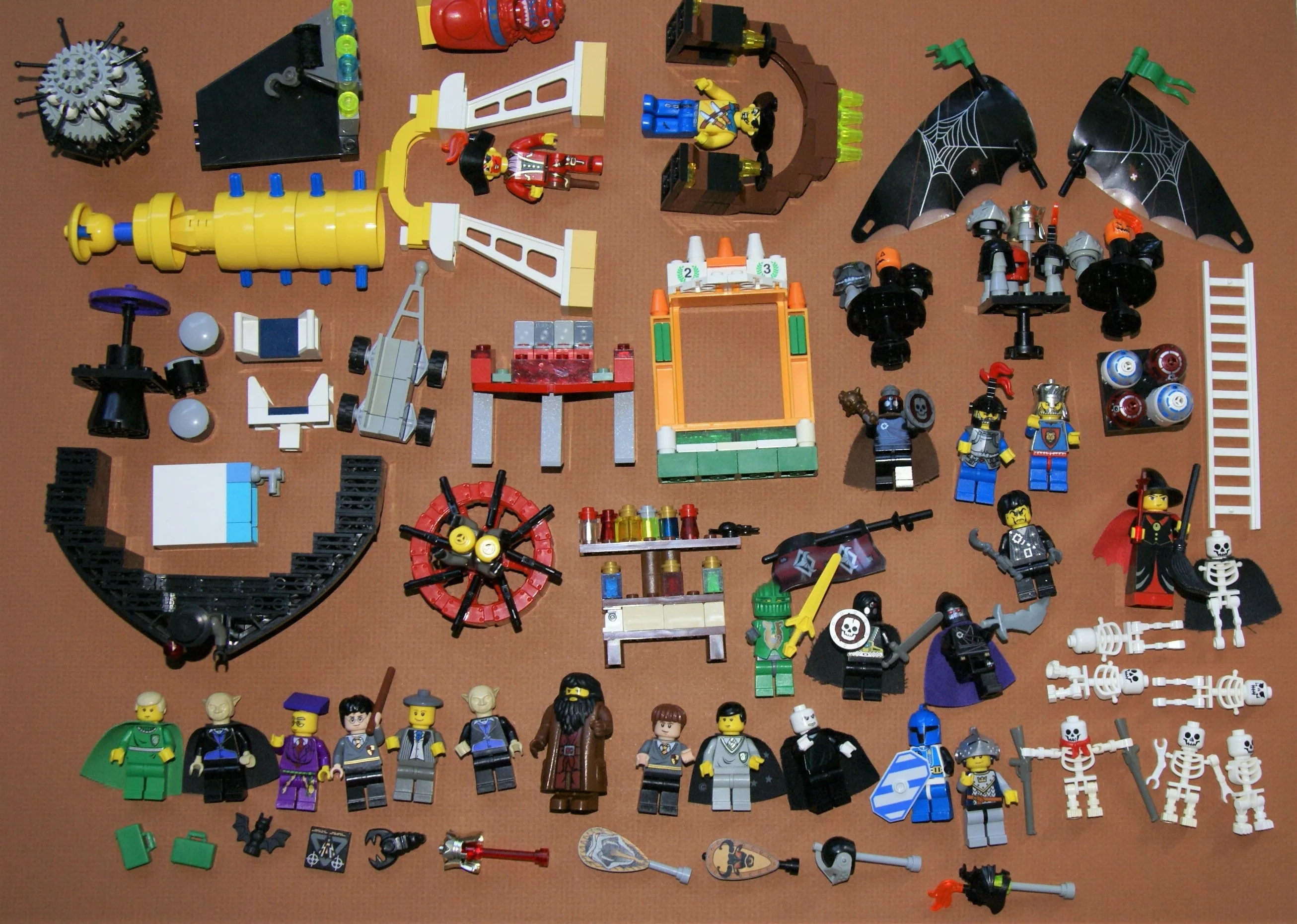 CUSTOM LEGO KIT HALLOWEEN SET: HAUNTED GHOST TOWER, WITCH SHOP, PLAYGROUND, RIDES (1130 pcs). 35 RARE RETIRED MINIFIGURES, 8 ANIMALS: WITCH, GLOW-IN-THE-DARK GHOSTS, HARRY POTTER TEAM, SOLDIERS, SKELETONS, MONSTERS, KNIGHTS ETC...(KIT 14)